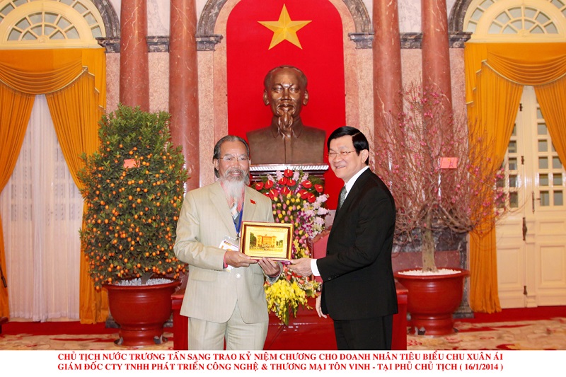 Chủ tịch Trương Tấn Sang trao kỷ niệm chương - Chè Tôn Vinh - Công Ty TNHH Phát Triển Công Nghệ Và Thương Mại Tôn Vinh